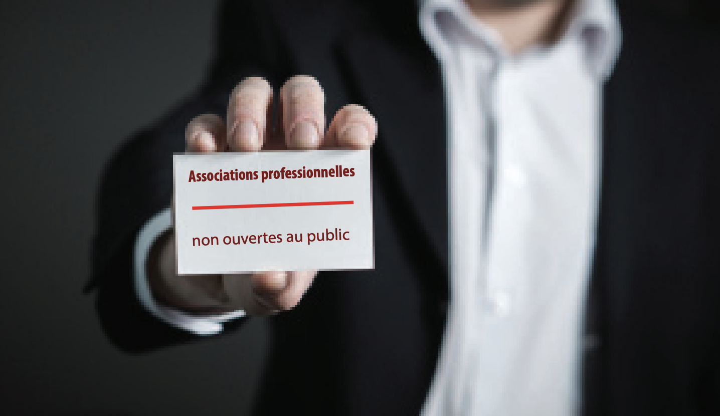 Personne tenant sa carte d’association professionnelle