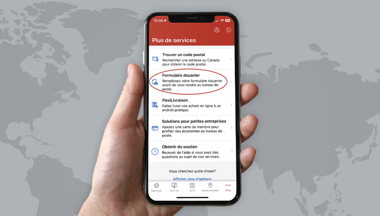 Un écran de téléphone intelligent affiche le menu « Plus de services » de l’appli Postes Canada. Une option indique : « Remplissez votre formulaire douanier avant de vous rendre au bureau de poste. » 