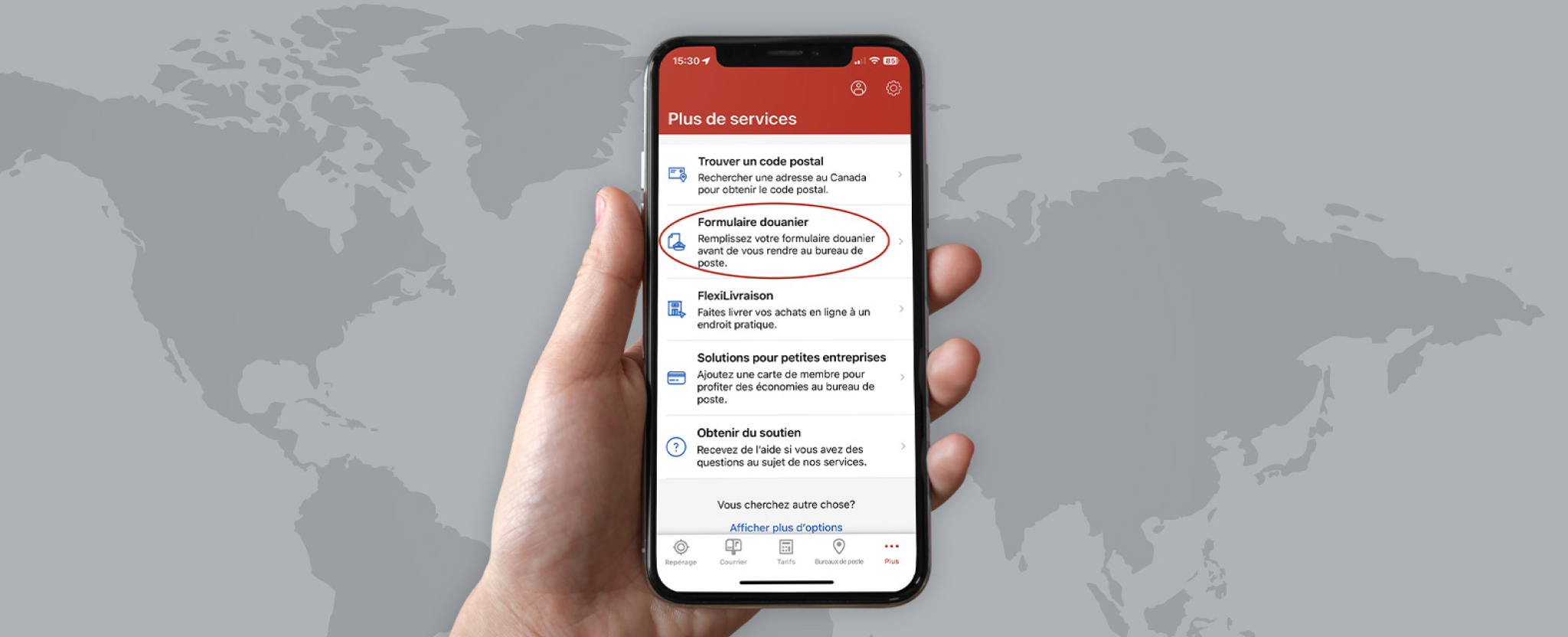 Un écran de téléphone intelligent affiche le menu « Plus de services » de l’appli Postes Canada. Une option indique : « Remplissez votre formulaire douanier avant de vous rendre au bureau de poste. » 