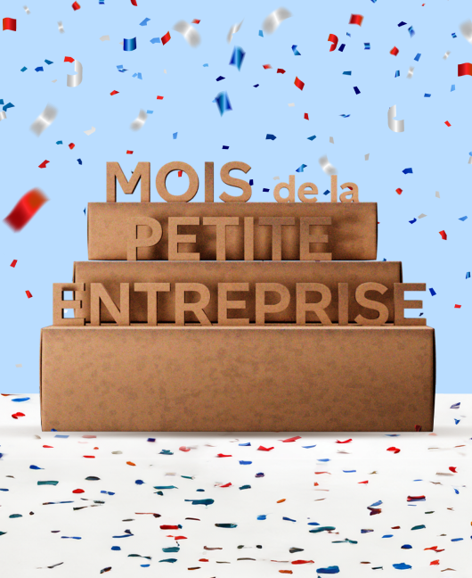 Une pile de boîtes d’expédition avec les mots Mois de la petite entreprise et des confettis.